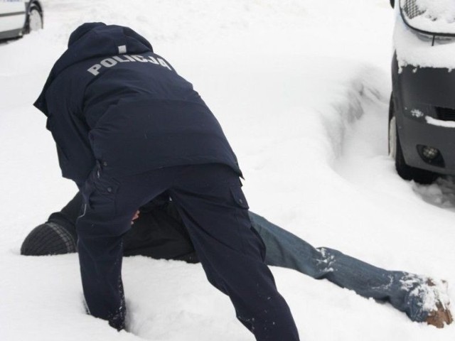 Policjanci uratowali mężczyzn przed zamarznięciem