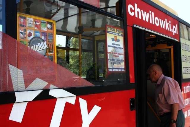 Reklamy oklejające autobusy to dla Miejskiego Przedsiębiorstwa Komunikacji zysk 100 tysięcy złotych miesięcznie. 