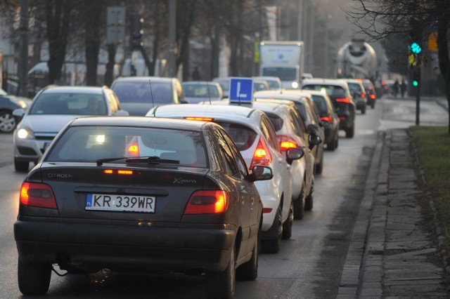 12.12..2015 krakowkorki samochod ul mackiewiczan/z:fot: adam wojnar/polska press/gazeta krakowska