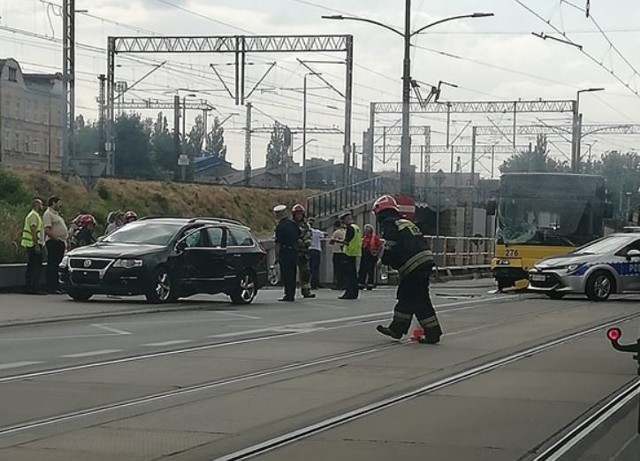 Wypadek w Chorzowie wydarzył się we wtorek 16 lipca tuż po 16.00. Na ul. Armii Krajowej doszło do zderzenia z udziałem autobusu miejskiego oraz samochodu osobowego.