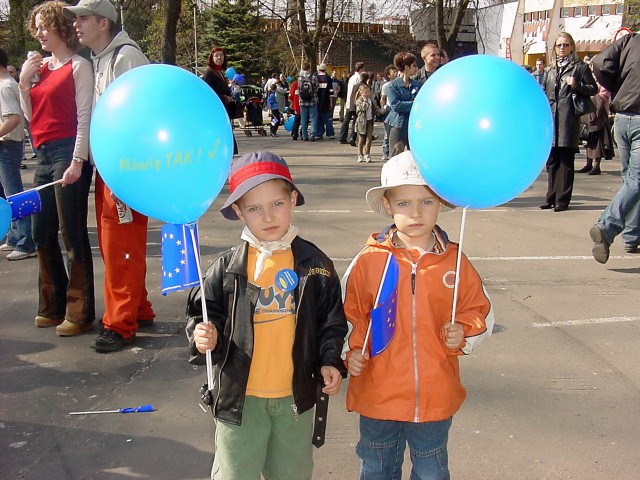 Polska wchodzi do Unii Europejskiej. Tak Koszalin cieszył się w 2003 roku