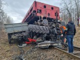 Koszmarny wypadek w Rybniku na przejeździe kolejowym w Chwałowicach. Pociąg zmiażdżył traktor. Kierowca ciągnika zginął na miejscu