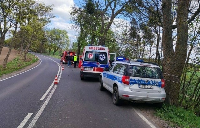 Mężczyzna uderzył samochodem w drzewo w powiecie starogardzkim