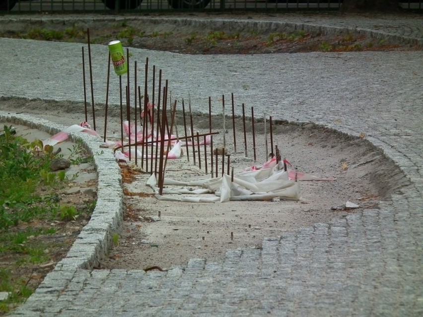 Plac Asnyka w Poznaniu: Bruk jednak nie zniknął