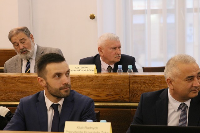 Nowi radni złożyli ślubowanie i zasiedli w ławach: Grzegorz Lubaś (w pierwszym rzędzie po lewej) i Zbigniew Targoński (drugi rząd po prawej)