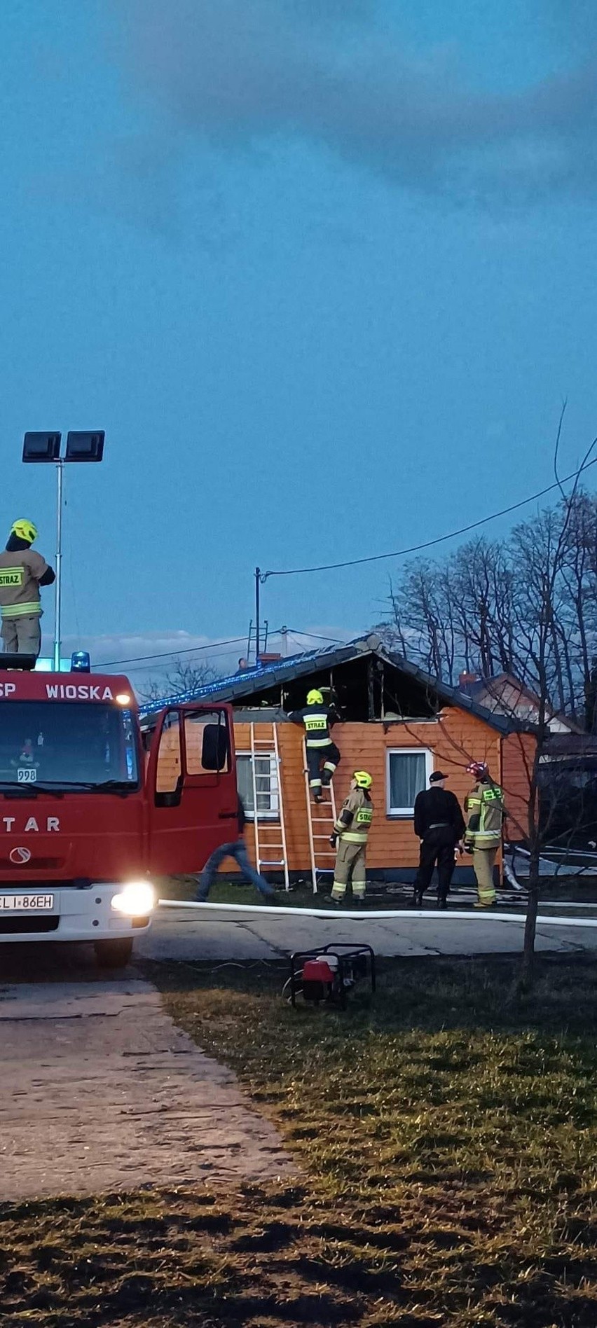 Zapalił się poddasze w budynku, który wyremontował program...