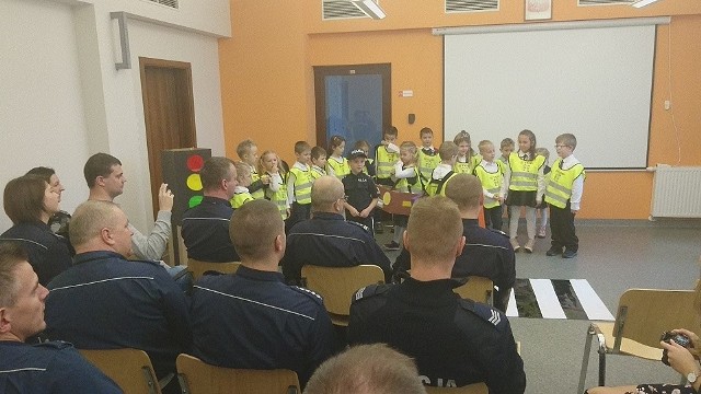 Dzieci ze świebodzińskiego przedszkola przygotowały specjalny występ dla policjantów