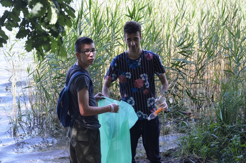 Bytów. Akcja sprzątania jeziora Jeleń. Pozbierano mnóstwo śmieci (zdjęcia)