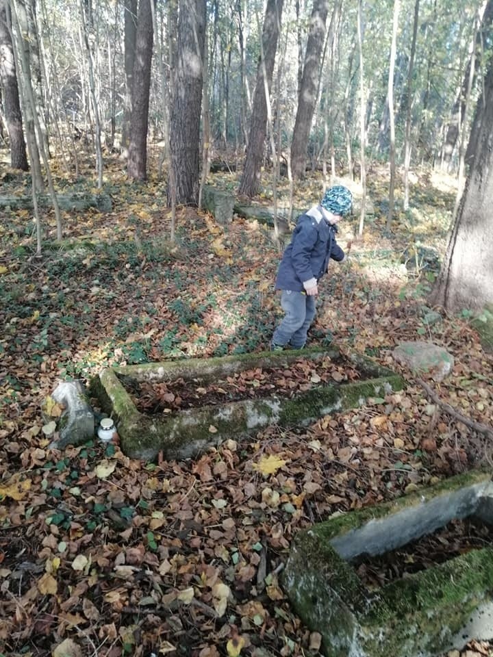 Uczniowie ze Słosinka porządkowali bezimienne i opuszczone...