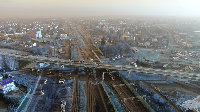 Nowy wiadukt drogowy nad torami kolejowymi linii Białystok-Warszawa. To trasa Rail Baltica