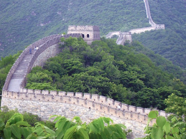 Podczas wizyty w Chinach obowiązkowo trzeba zobaczyć Wielki Mur. Chyba nie trzeba nikomu mówić, że budowla naprawdę robi wrażenie. To w sumie prawie 9 tys. km długości (razem z fosami, rowami i naturalnymi przeszkodami), ale dla turystów jest dostępna jego część. Na górę wjeżdża się kolejką linową. 
