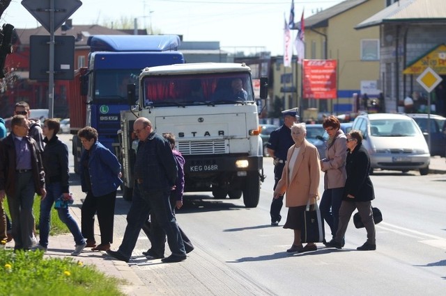 Kilkaset osób, mieszkańców Przysuchy i powiatu, demonstrowało na drodze krajowej przeciwko likwidacji jednej karetki w miejscowym pogotowiu.