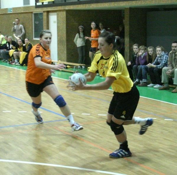 Martyna Przybyłko (z piłką) rzuciła dla TOR-u 14 bramek.