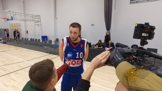 Michał Ignerski mimo, że ma 38-lat nadal czaruje na parkiecie. Były reprezentant Polski był najlepszy na parkiecie podczas meczu Intermarche II Zielona Góra - AZS Basket Nysa. Przeciwko rezerwom Stelmetu Enei BC rzucił 26 punktów.