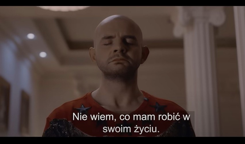 Kielczanin Rafał Zawierucha gra główną rolę w autobiograficznym filmie Patryka Vegi. Jest już zwiastun "Niewidzialnej wojny". Zobacz wideo 