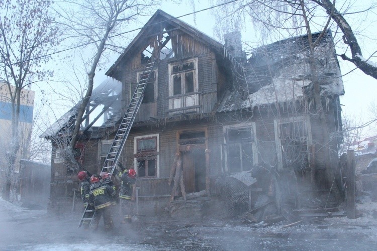 Pozar drewnianego domu przy ulicy Skorupskiej wybuchl okolo...