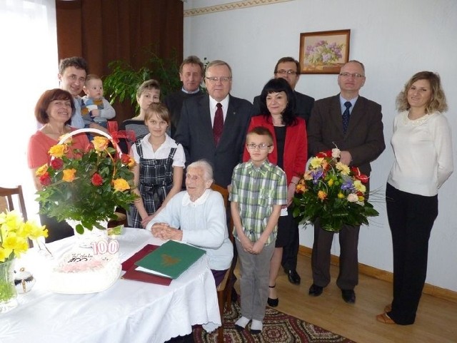 Pamiątkowe zdjęcie jubilatki z rodziną i niecodziennymi gośćmi.