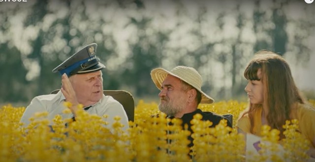 Andrzej Zaborski i Krzysztof Dzierma (stylizowani na bohaterów filmowej trylogii "U Pana Boga..." oraz  Kamila Puczel