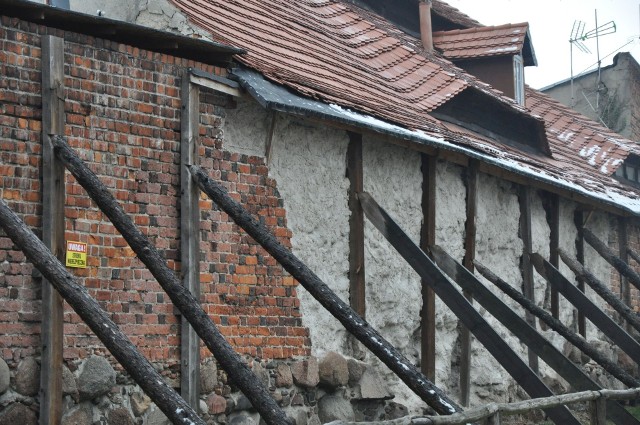Średniowieczne mury w Byczynie sypią się i pilnie wymagają gruntownej renowacji.