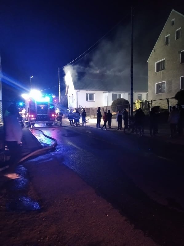 Nocny pożar domu w Węży koło Korfantowa. Jedna osoba wymagała reanimacji