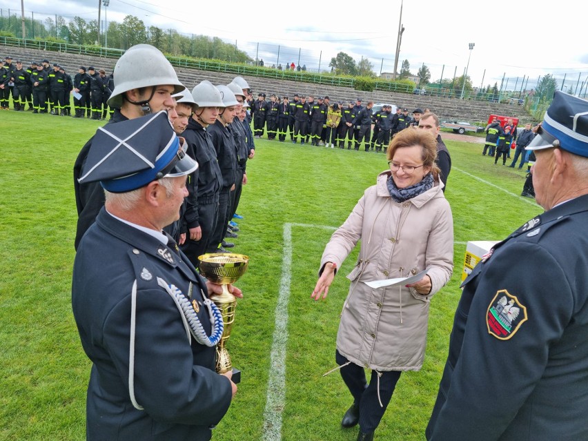 Zwycięstwa żeńskiej i męskiej drużyny z Mirca w Powiatowych Zawodach Sportowo Pożarniczych w Starachowicach