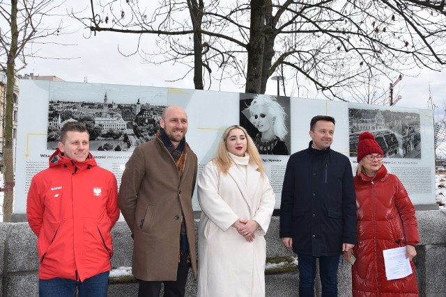 Radni Klubu Arkadiusza Wiśniewskiego zainicjowali w ubiegłym roku plebiscyt, czyim imieniem nazwać plac przed Dworcem Głównym. Wygrała go "Kora" Olga Sipowicz. Na najbliższej sesji odbędzie się głosowanie nad projektem uchwały w tej sprawie.