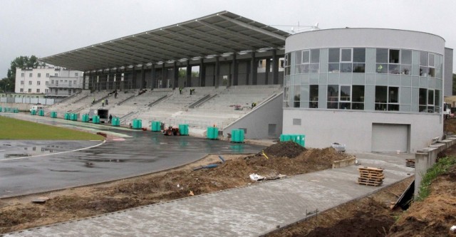 Trybuny nowego stadionu lekkoatletycznego są już niemal gotowe, w okrągłym budynku będzie restauracja i gabinety odnowy biologicznej.