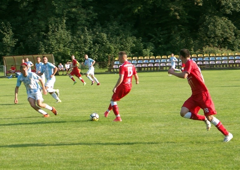 Orzeł Przeworsk (czerwone stroje) nie dał szans Huraganowi...