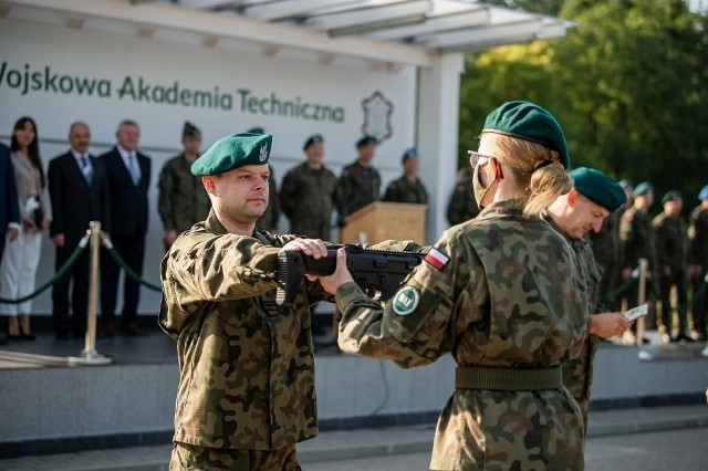 Po raz pierwszy Groty wyprodukowane przez Fabrykę Broni "Łucznik" trafiły - jako broń osobista - do rozpoczynających studia studentów Wojskowej Akademii Technicznej w Warszawie.