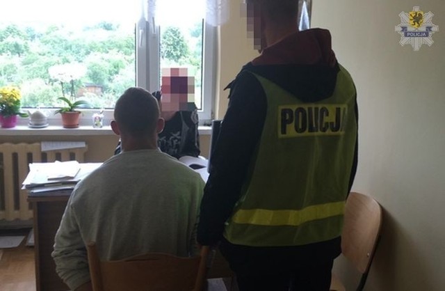 43-letni mieszkaniec powiatu słupskiego usłyszał zarzuty oszustwa i podrobienia dokumentów. Sprawę prowadzi słupska policja.