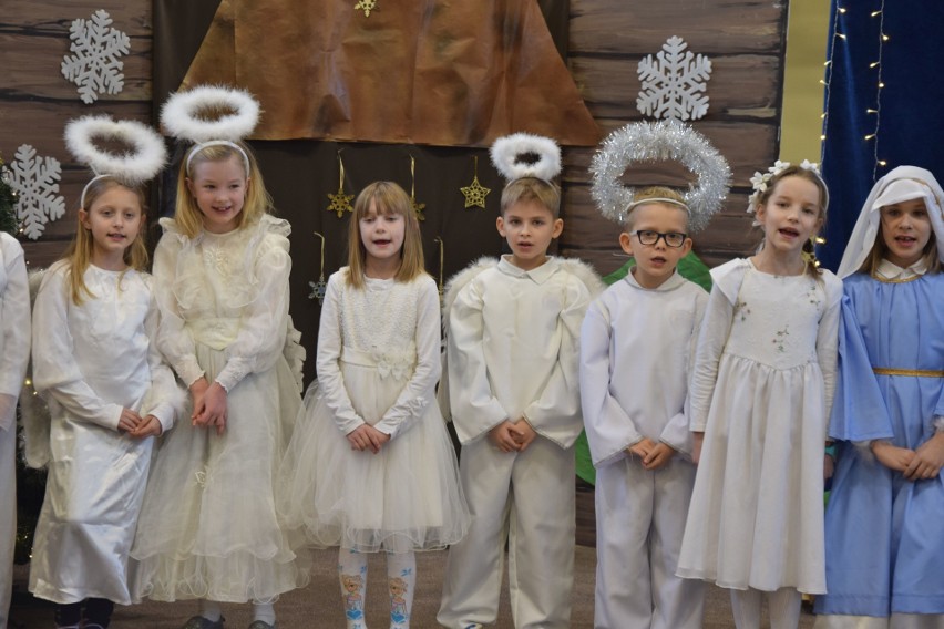 Dzieci z Katolickiej Szkoły Podstawowej w Chojnicach wystąpiły dla babci i dziadka