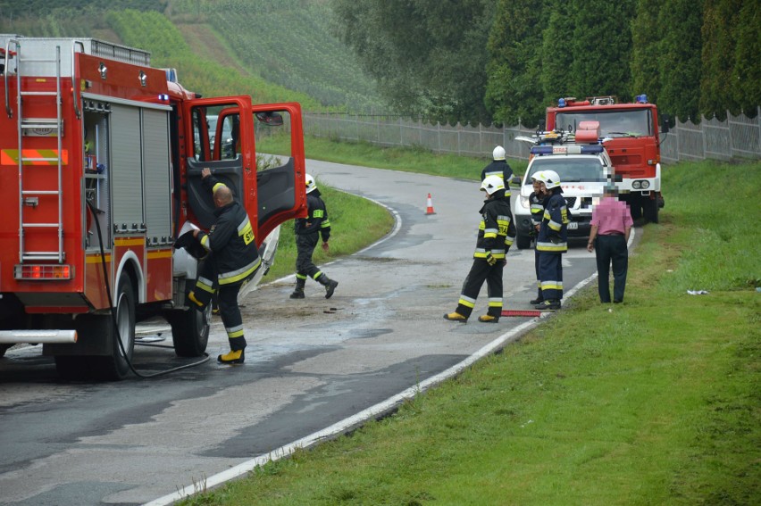 Gierczyce. Dachowanie samochodu dostawczego, jedna osoba ranna, droga została zablokowana [ZDJĘCIA]