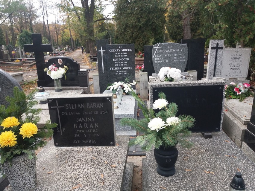 Nagrobek dla Cezarego Mocka bohatera Sanatorium miłości na łódzkim cmentarzu