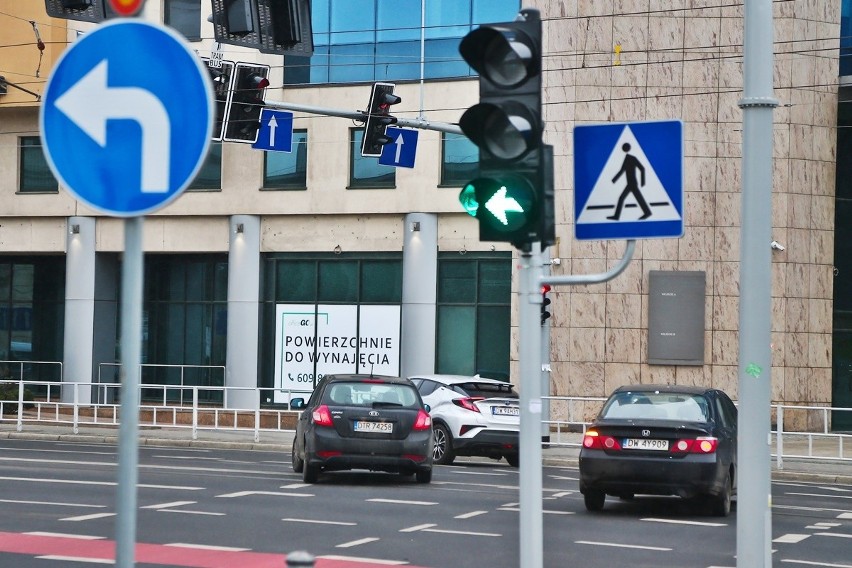 Przez plac Orląt Lwowskich na czerwonym świetle. Źle zaprojektowany sygnalizator utrudnia ruch [FILM, ZDJĘCIA]