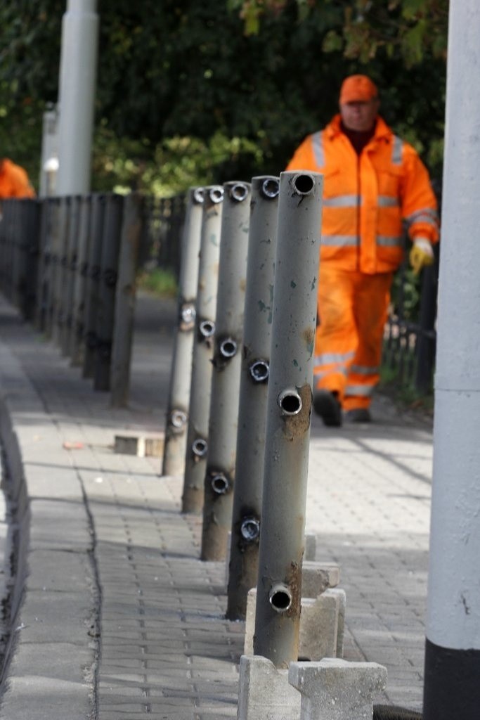 Wrocław: Na Podwalu demontują skorodowane barierki. Ale nowych nie będzie (ZDJĘCIA)