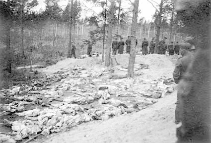 Zdjęcie z ekshumacji ciał polskich oficerów zamordowanych przez NKWD w Katyniu w 1940, Katyń 1943