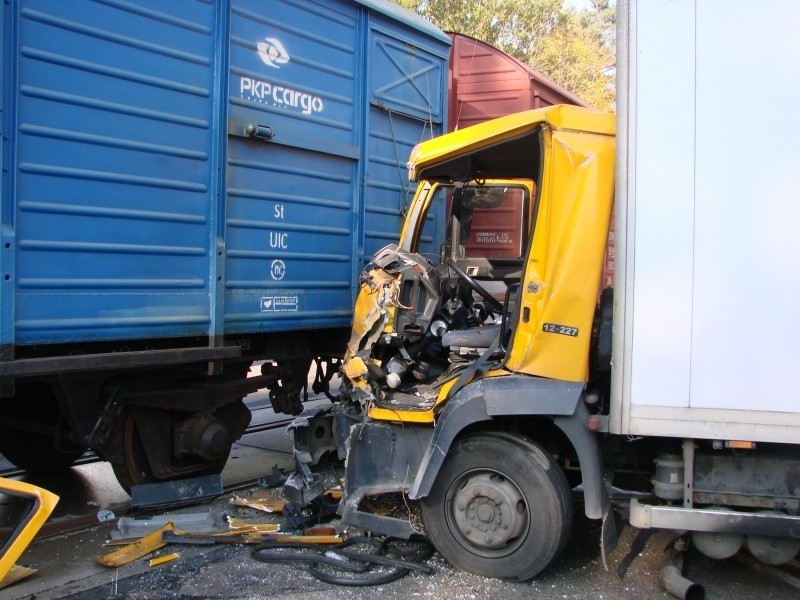 TIR uderzył w pociąg