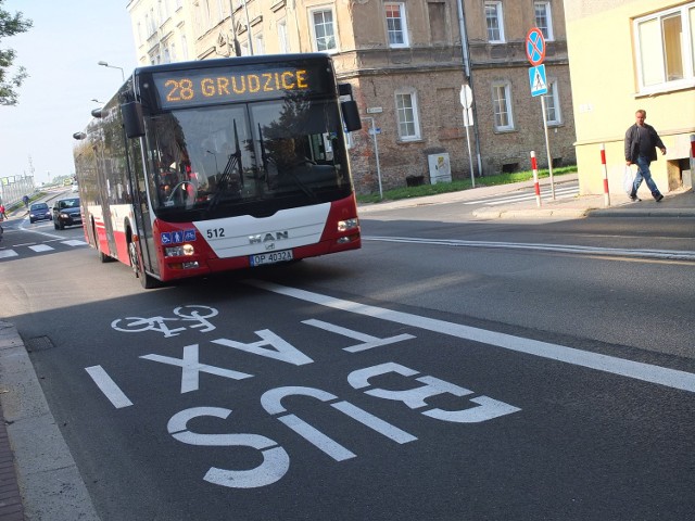 Miejski Zakład Komunikacyjny dobrze ocenia powstanie stałego buspasa na ul. Spychalskiego. Trochę gorzej widzą to kieorwcy z tej dzielnicy, bo z jego powodu stracili wiele miejsc parkingowych.