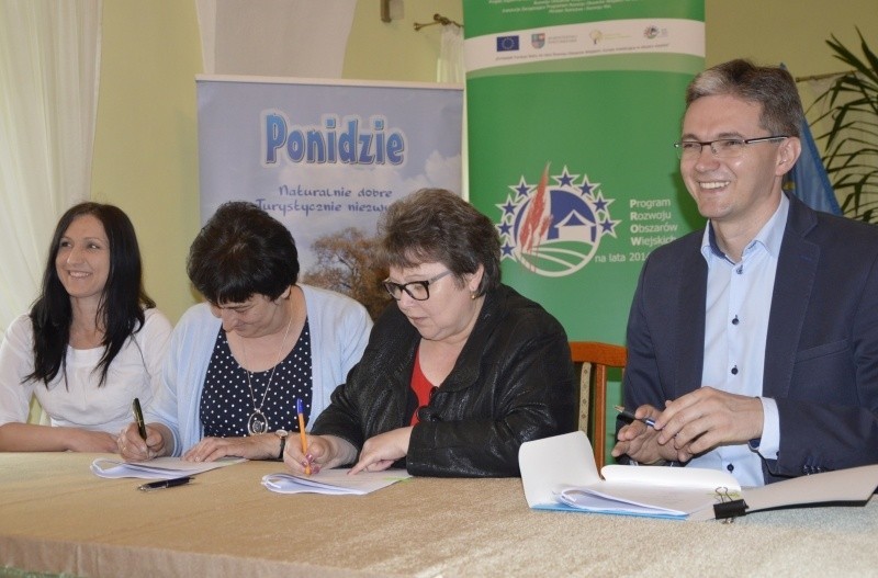 Będą inwestycje w gminie Pińczów i powiecie. Podpisano umowy z marszałkiem Adamem Jarubasem