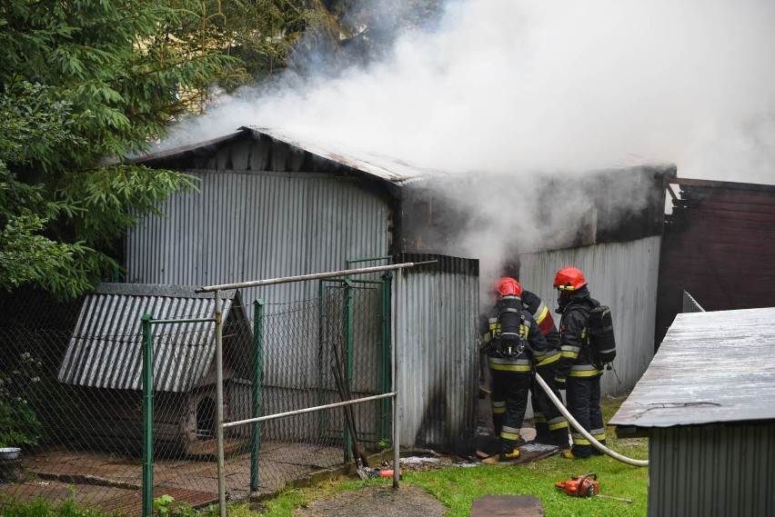 Zakopane: Strażacy gasili pożar garażu. Spłonęło stojące w nim auto