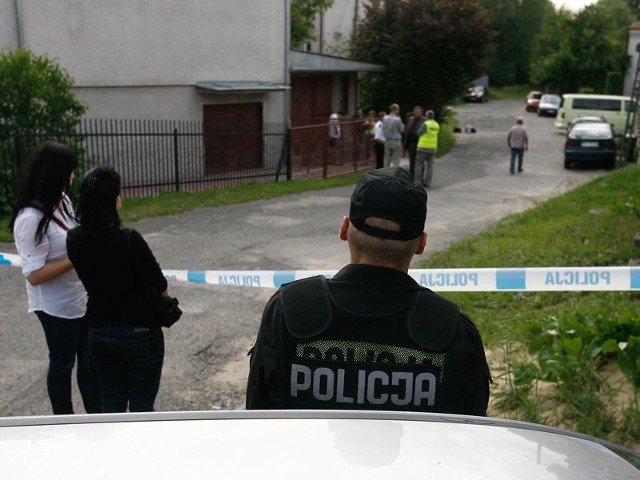 Do strzelaniny doszło we wtorek na ul. Wyzwolenia. 71-latek Augustyn K. wszedł do ogrodu sąsiadów i zaczął strzelać. Obezwładniony przez policję, trafił do izby zatrzymań.