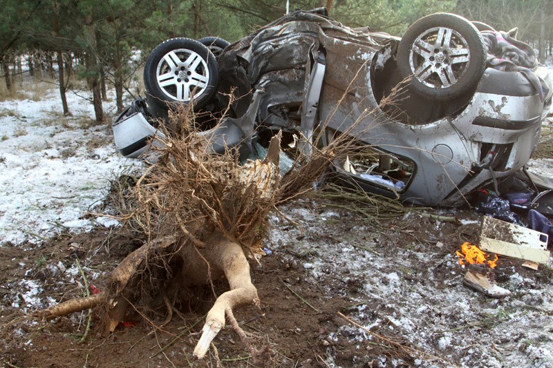 Volkswagen golf na "drodze śmierci" tuż za Świdnicą wypadł z...