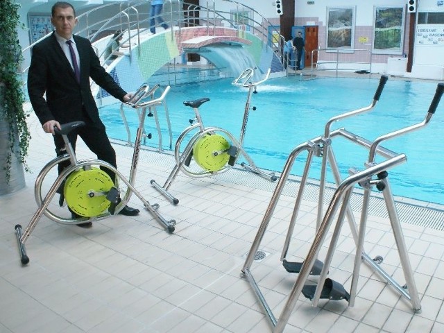 Dyrektor Jacek Kania pokazuje nowe przyrządy do wodnego aerobiku.