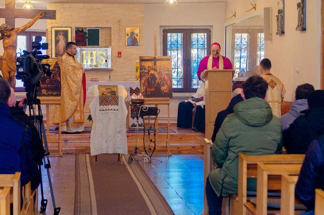 Spotkanie abp. Wojciecha Polaka z grupą Ukraińców w inowrocławskiej świątyni pw. św. Ducha