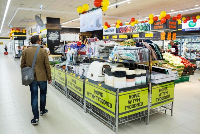 Własną akcję promocyjną z okazji Black Friday organizuje także sieć Biedronka. W jej sklepach za połowę ceny będzie można kupić kurtki, bluzki, buty, skarpety, czy rajstopy. Zobacz przykładowe produkty i ich ceny ----->