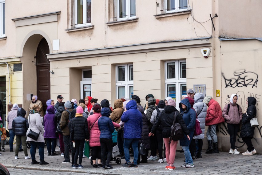 Przez punkt pomocy działający przy ul. św Marcina 4 (w...