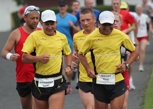 Waldemar Pędzich i August Jakubik z uśmiechem na twarzy pokonywali kolejne kilometry biegu.