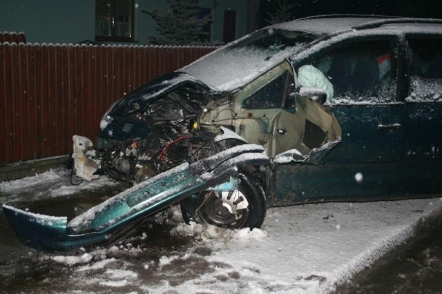 Kierująca volkswagenem wpadła w poślizg i uderzyła w jadąca z przeciwka osobówkę.