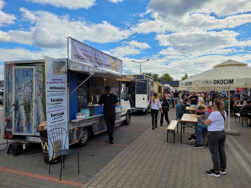 Smakołyki prosto z auta. Przed centrum handlowym przy Wysockiego trwa zlot food trucków (foto)