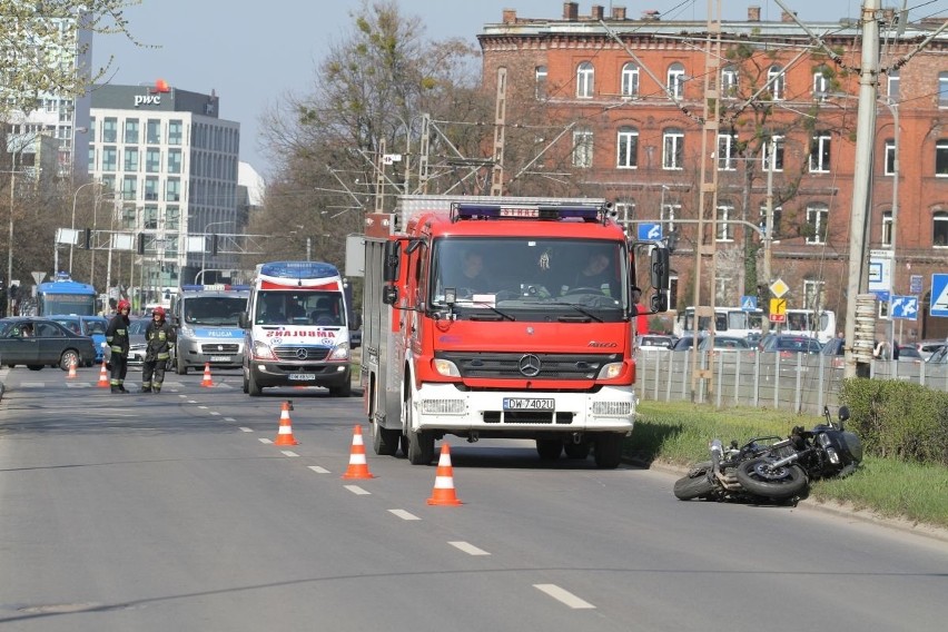Wrocław: Śmiertelny wypadek na Ślężnej. Motocyklista potrącił pieszego na przejściu (ZDJĘCIA)